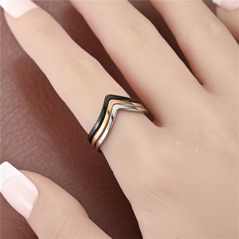 Minimalist Ring Stackable - Minimalistyczny, nieregularny pierścionek w kształcie litery