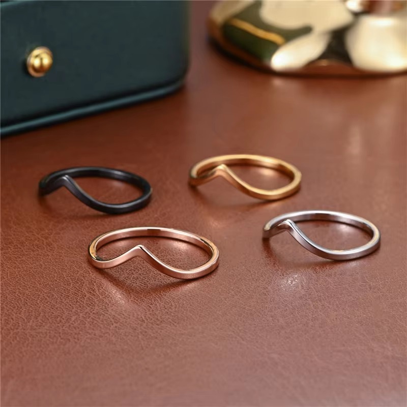 Minimalistyczny, nieregularny  – Minimalist Ring Stackable recenzja i cena