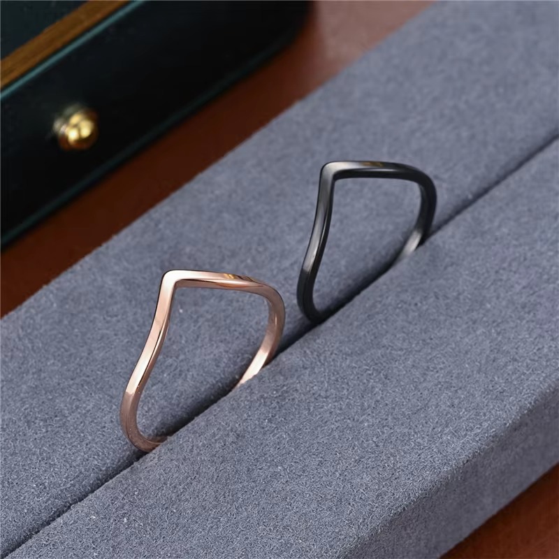 Minimalistyczny, nieregularny  – Minimalist Ring Stackable recenzja i cena