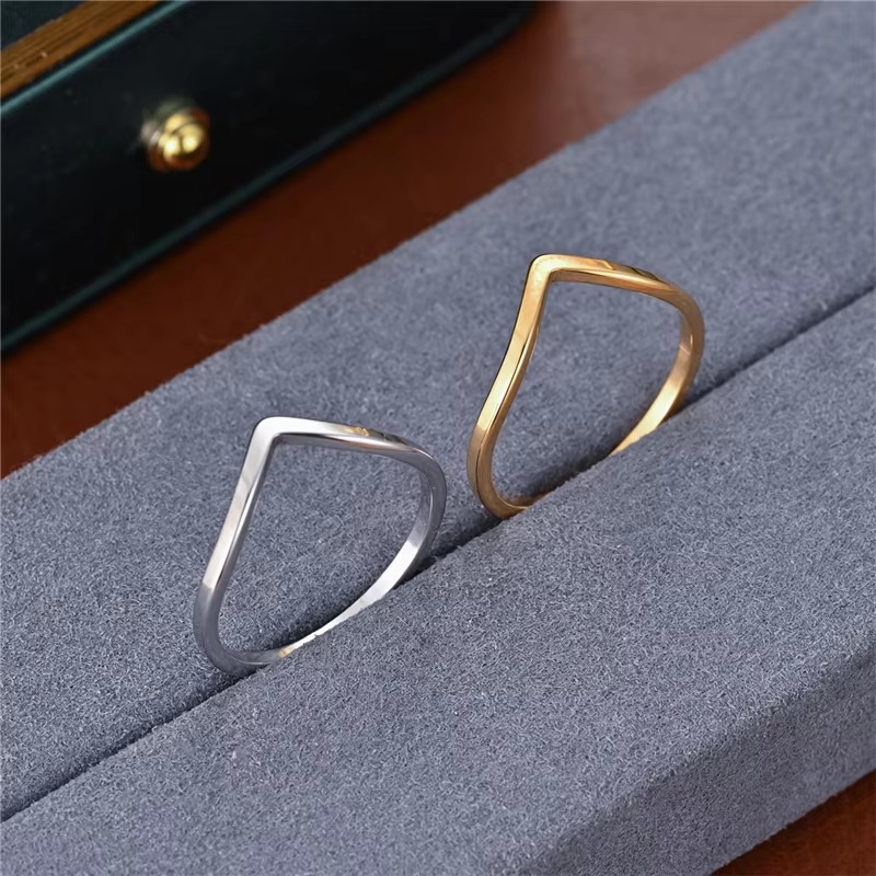 Minimalistyczny, nieregularny  – Minimalist Ring Stackable recenzja i cena